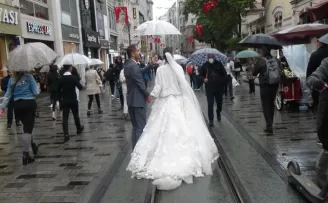  İranlı turistlerin evlilik pozları Taksim’de renkli görüntüler oluşturdu