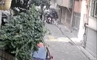(Özel) İstanbul’da bıçaklı gasp dehşeti kamerada
