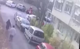 İstanbul’da emekli maaşını çeken yaşlı kadına kapkaç kamerada