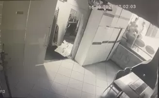 (Özel) İstanbul’da hırsızlar ayaklarıyla camını kırdıkları işyerini soydu
