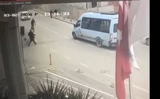 (Özel) İstanbul’da ilginç kaza: Bisikletli ile yaya çarpıştı
