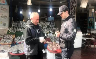  İstanbul’da polis sokağa çıkma yasağına uymayan yaşlıları uyardı