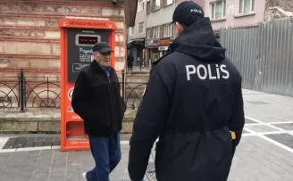  İstanbul’da sokağa çıkan yaşlılar polisi ikna etmeye çalışıyor!