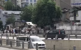 (Özel) İstanbul’un göbeğinde taş, sopa ve pompalı tüfekli kavga kamerada
