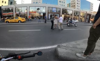 İstanbul’un göbeğinde yumruklu trafik kavgası kamerada