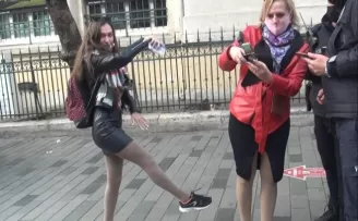 İstiklal’de ilginç anlar, maske cezası kesilen turist böyle dans etti