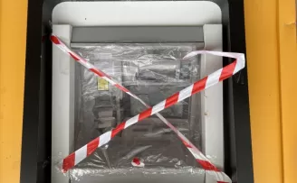 Kartı sıkışınca ATM’yi taşladı