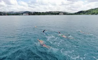 (Özel) Kısıtlamada İstanbul Boğazı’nı yüzerek geçtiler
