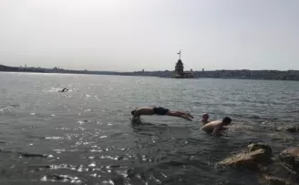 (Özel) Kısıtlamanın kalkmasıyla Kız Kulesi’ne karşı Boğaz’da  yüzdüler
