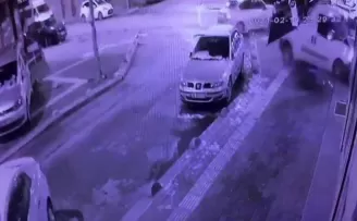 (Özel) Kontrolden çıkan ticari araç önce taksiye çarptı, sonra iş yerine daldı
