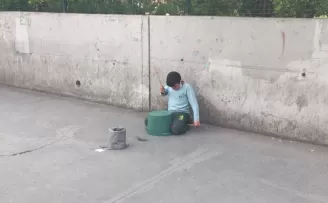 Küçük çocuktan kova ile bateri şov