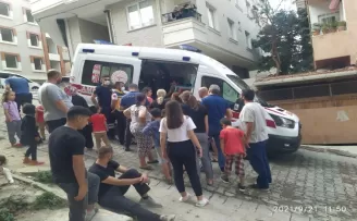 (Özel) Küçükçekmece’de genç kız yangında mahsur kaldı: 2 kişi de yaralandı
