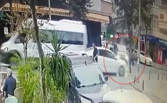 (Özel) Küçükçekmece’de okula giden öğrenciye araba çarptı
