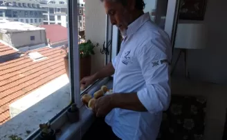 (ÖZEL) Maltepe’de penceresine gelen martıyı ağzıyla besliyor
