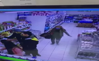 Markette kadın şahsın kaşla göz arasında telefon çaldığı anlar