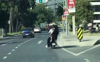 (Özel) Motosiklet üzerinde 4 kişilik tehlikeli yolculuk
