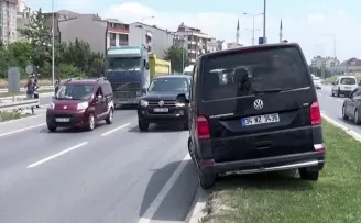(Özel) Orta refüjde asılı kaldı
