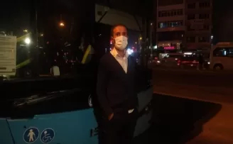 Otobüse alınmayınca şoföre kızdı, otobüsü yumrukladı, kırmızıya boyadı