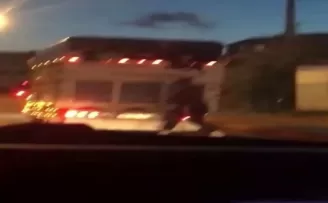 (Özel) Pendik’te kamyonet arkasında tehlikeli yolculuk
