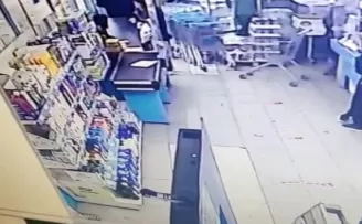 Pişkin hırsız market çalışanın elini ısırdı