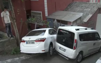 (ÖZEL) Sarıyer’de freni boşalan otomobil evin bahçesine daldı
