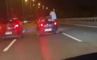 (Özel) Seyir halindeki araçlardan dışarı çıkan magandalar kamerada
