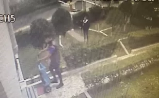 (Özel) Şişli’de görünmez kaza: Kadın tuttuğu korkuluk kopunca aşağıya düştü
