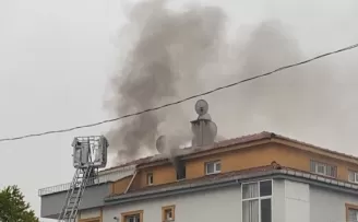Şişli’de komşu binada çıkan yangını terastan izlediler