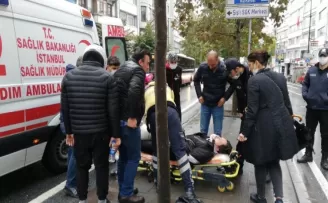 Şişli’de minibüse çarpan motosikletli yaralandı