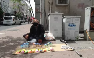 Sokağa çıkma izninde 71 yaşındaki adam sokakta tezgah açtı