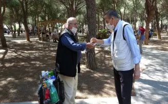 Sokağa çıkma izninde gezmek yerine ekmek parası için yara bandı sattı