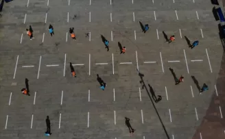 Sosyal mesafeli futbol havadan görüntülendi
