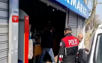 Sultangazi’de polis ekipleri, yasağa uymayan marketi bastı