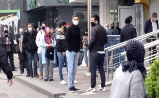 (Özel) Sultangazi’de PTT ve banka önlerinde yoğunluk
