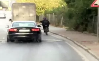 Sultangazi’de tehlikeli bisiklet yolculuğu