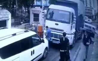 (Özel) Sürücü el frenini çekmeyi unuttu, kamyon rampa aşağı kaydı
