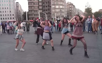 (ÖZEL) Taksim’de dans eden youtuberlara vatandaştan yoğun ilgi
