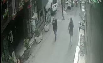(Özel) Taksim’de genç kadının yaşadığı kapkaç dehşeti kamerada
