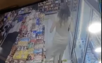 (Özel) Taksim’de kadını taciz eden şahsa dayak kamerada
