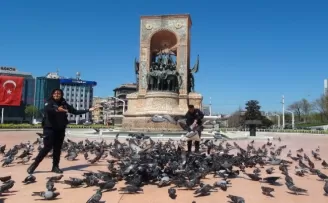 Taksim’de polis ekipleri güvercinleri unutmadı