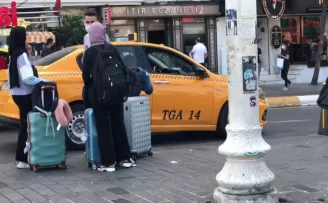 Taksim’de turistler yine taksiye binemedi