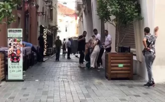 (ÖZEL) Taksim Meydanı’nda  kıskançlık kavgası kamerada
