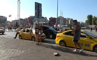 Taksim Meydanı’nı podyum gibi kullandılar