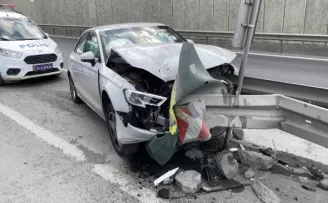 TEM Otoyolu’nda otomobil bariyerlere ok gibi saplandı