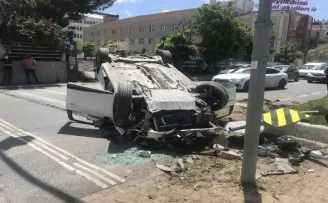 (Özel) Trafik ışığı direğine çarpan araç takla attı: O anlar kamerada
