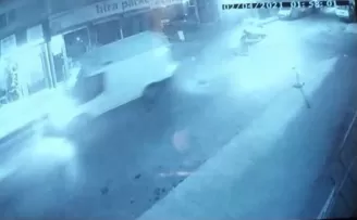 (ÖZEL) Ümraniye’de hafif ticari araçla ticari taksi çarpıştı: 2 yaralı
