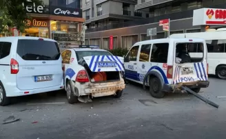 (Özel) Ümraniye’de minibüs sürücüsü, 3 polis aracına çarparak durabildi
