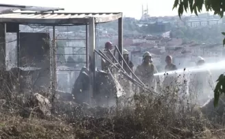 (Özel) Üsküdar’da işçilerin kaldığı konteyner alev alev yandı
