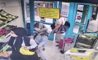 Yankesici çetesinin kadının cebinden telefonunu çaldığı anlar kamerada