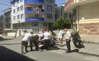 (ÖZEL) Yaralı kuryeyi güneşten korumak için çuvalla gölge yaptılar
